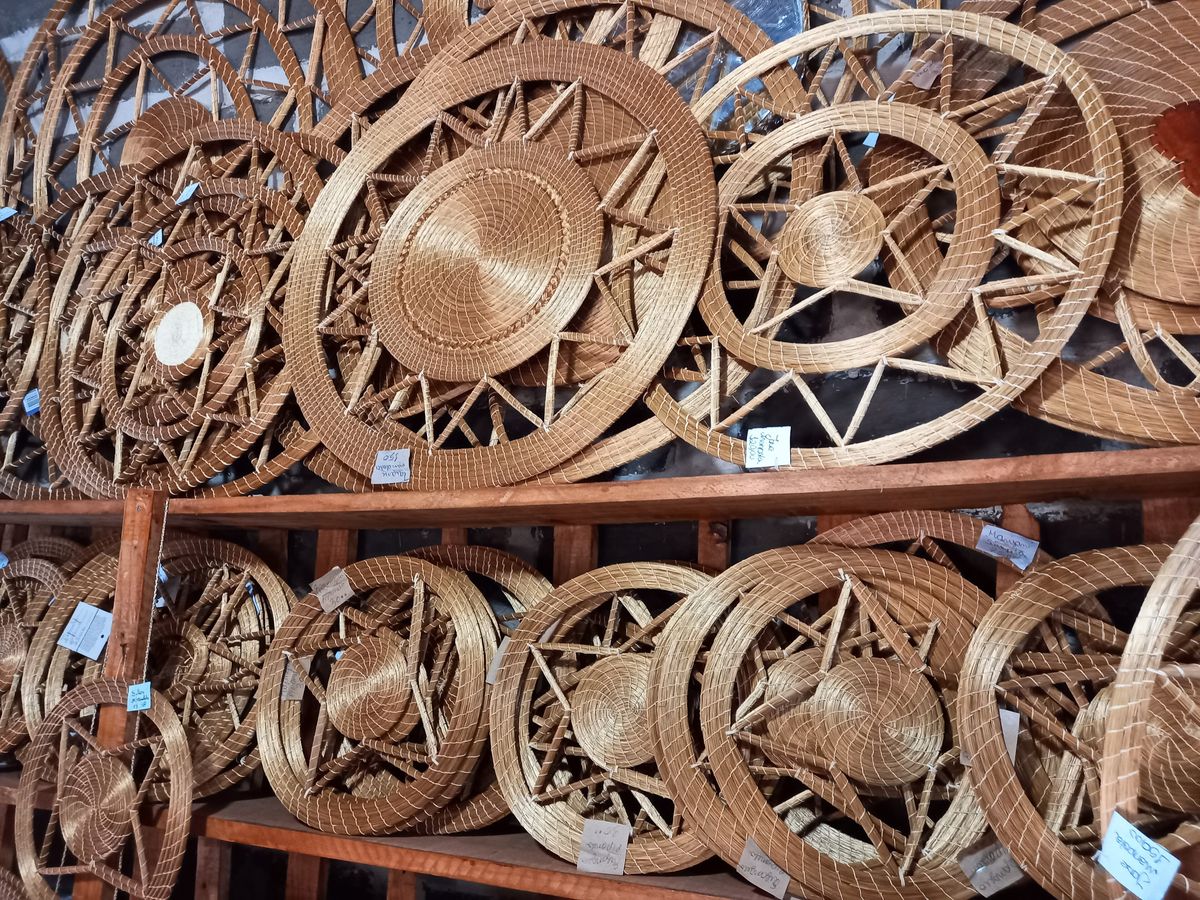Peças de artesanato em capim dourado expostas na comunidade de Mumbuca